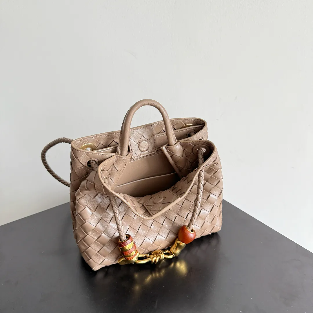 The new Andiamo batch of 3060 BV is shipped‼ ️The classic intercciato weaving process is used to create a soft bag, the metal knot is made of micro-cast aluminum using jewelry technology🪢, and the decorative beads are made of metal and hand-polished oak, allowing you to jump repeatedly between elegance and fun💃, making it unpredictable. Classic and versatile, it shows off your temperament, and the bag has a large capacity, making it very convenient for daily commuting! It has a variety of carrying methods, the shoulder straps can be adjusted by yourself, the original lambskin feels soft and delicate, and the unisex style breaks gender boundaries and brings a more practical and long-lasting use experience. The Andiamo, which has both elegant and casual styles, perfectly interprets the "fashionable old money style". Style number: 743568+wood hardware Color: pine cone brown Size: 25*22*10.5cm